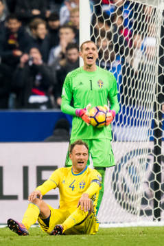 Sveriges Andreas Granqvist och målvakt Robin Olsen deppar