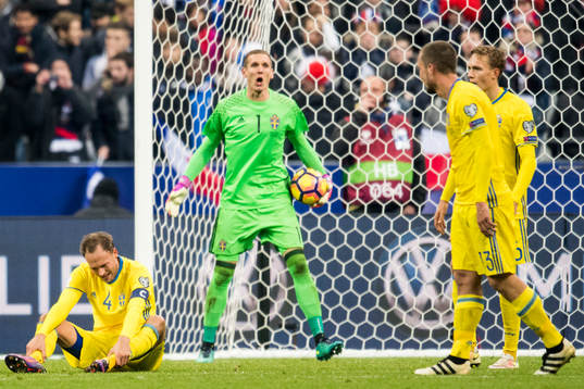 Sveriges Andreas Granqvist, målvakt Robin Olsen och Ludwig