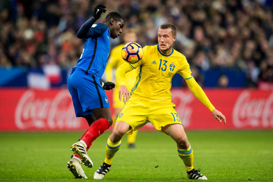 Sveriges Jakob Johansson och Frankrikes Paul Pogba