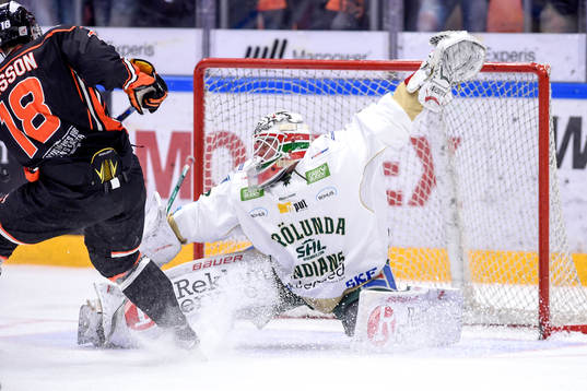 Karlskronas Emil Larsson och Frölundas målvakt Johan