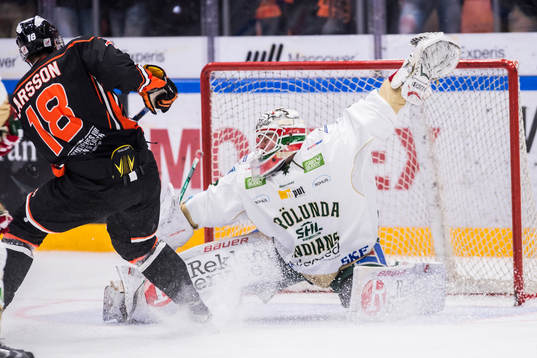 Karlskronas Emil Larsson utmanar Frölundas målvakt Johan