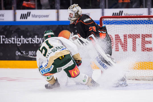 Frölundas Mats Rosseli Olsen framför Karlskronas målvakt