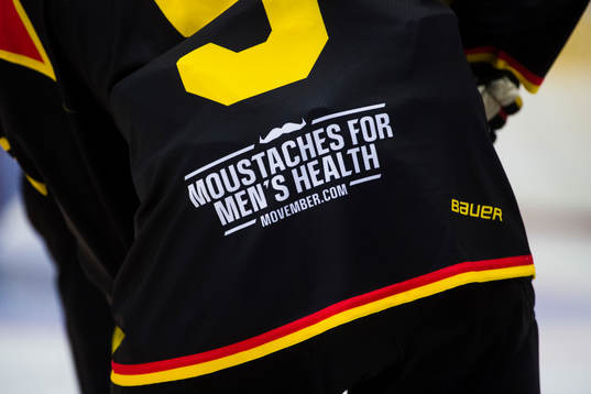 Spelartröja med reklam för Movember