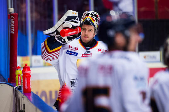 Djurgårdens målvakt Adam Reideborn före ishockeymatchen