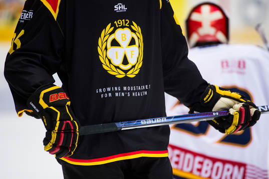 Spelartröja med reklam för Movember