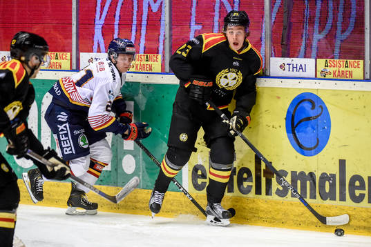 Djurgårdens Jonathan Davidsson och Brynäs Lucas Carlsson