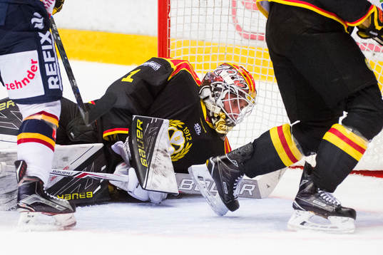 Brynäs målvakt Felix Sandström räddar skott