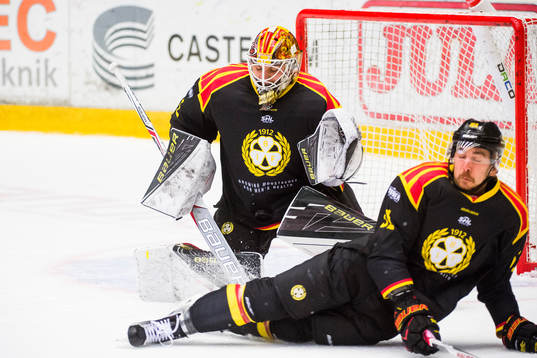 Brynäs målvakt Felix Sandström och Marc Zanetti täcker