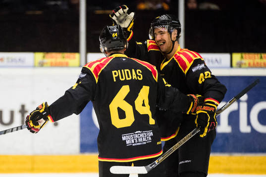 Brynäs Jonathan Pudas och Jesper Jensen jublar
