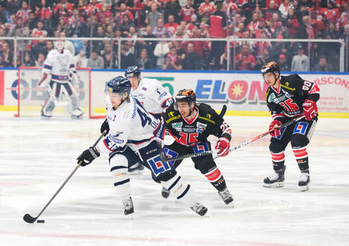Linköpings Ken Andre Olimb jagas av Örebros Greg Squires