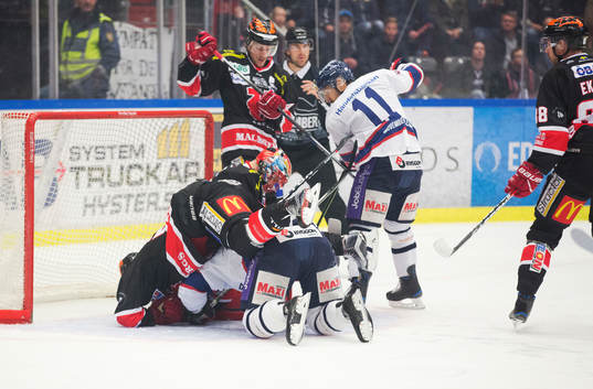 Kalabalik framför Örebros mål