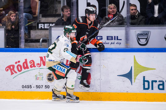 Karlskronas Joel Kellman  får sig en tryckare av