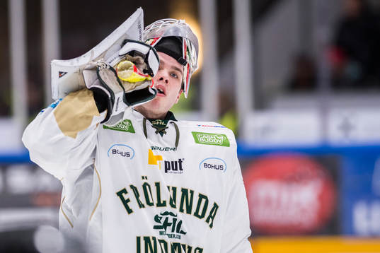 Frölundas målvakt Johan Gustafsson dricker utan hjälm