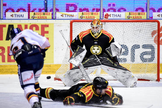 Djurgårdens Markus Ljungh provar skott och Brynäs Simon