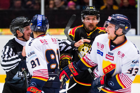 Brynäs Simon Bertilsson i bråk med Djurgårdens Linus