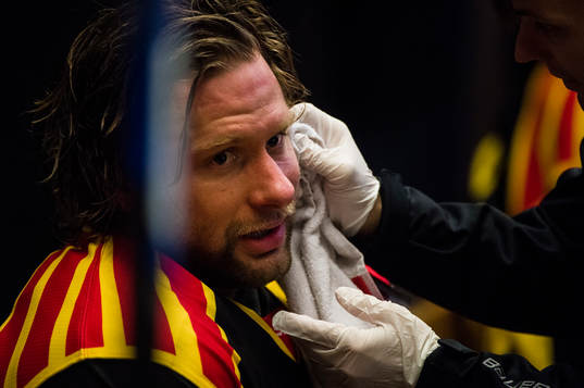 Brynäs Jonathan Granström får vård i båset
