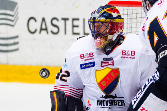 Djurgårdens målvakt Mikael Tellqvist täcker skott
