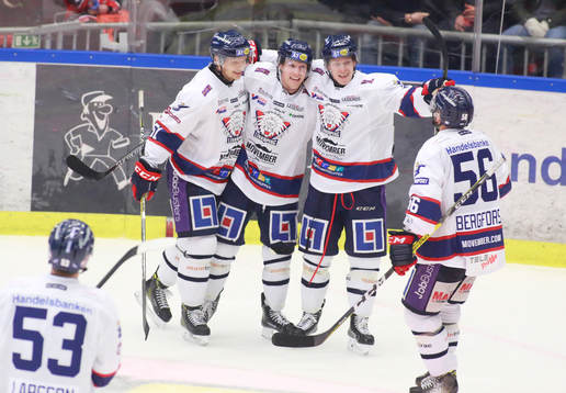 Mathis Olimb i Linköping firas av lagkamrater