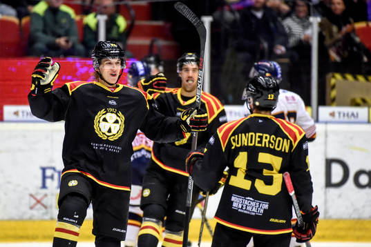 Brynäs Oskar Lindblom och Ryan Gunderson jublar