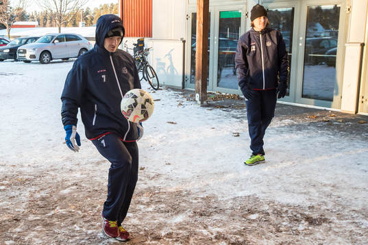 Leksands Johan Olofsson värmer upp innan ishockeymatchen i
