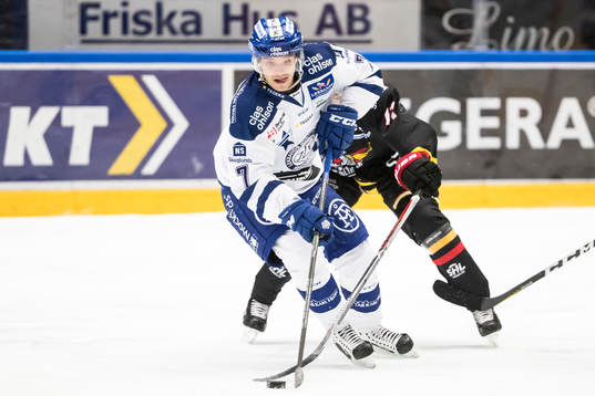 Leksands Johan Olofsson  i ishockeymatchen i SHL mellan