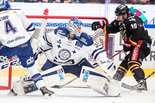 Luleås Jacob Lagacé framför Leksands målvakt Atte