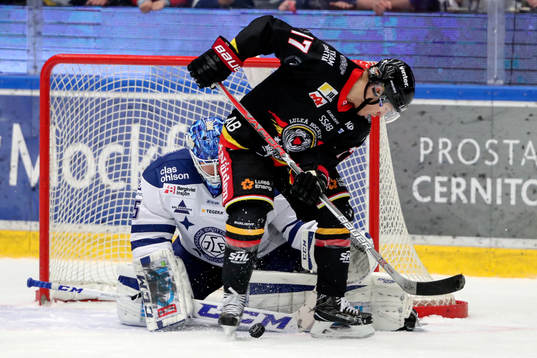 Luleås Andreas Falk och Leksands målvakt Atte Engren