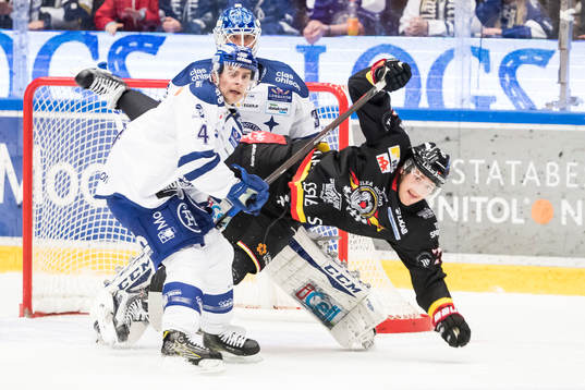 Luleås Anton Hedman faller framför Leksands målvakt Atte