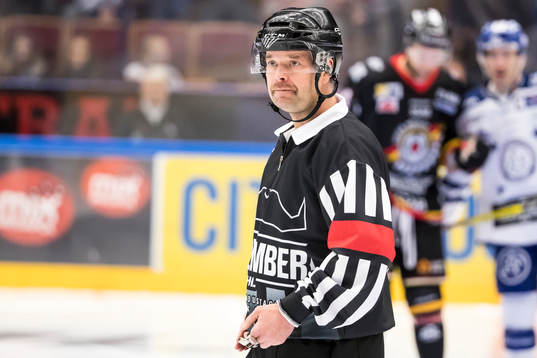 Domare Patrik Sjöberg i ishockeymatchen i SHL mellan