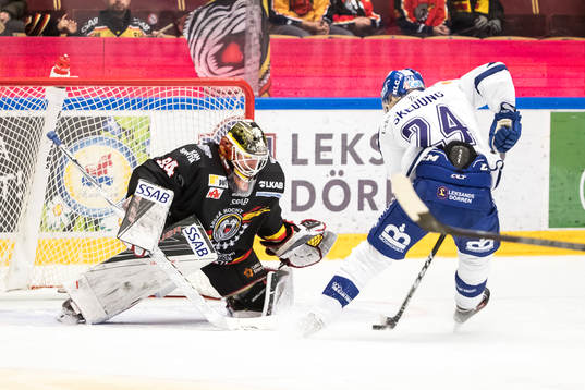 Leksands Isak Skedung gör 2-0 bakom Luleås målvakt Joel