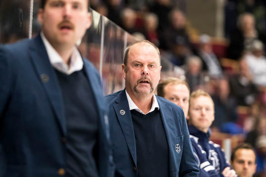 Leksands tränare Per-Erik Johnsson  i ishockeymatchen i