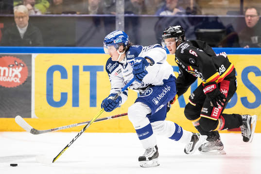 Leksands Johan Porsberger jagas av Luleås Linus Nässén