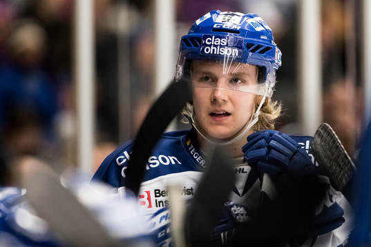 Leksands Isak Skedung  i ishockeymatchen i SHL mellan