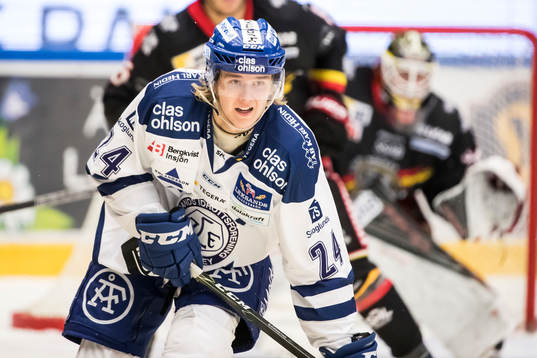 Leksands Isak Skedung  i ishockeymatchen i SHL mellan