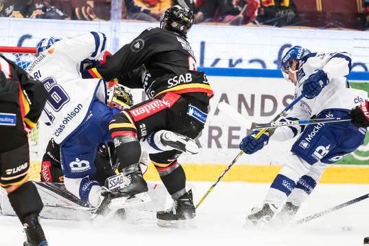 Leksands János Hári tacklas framför Luleås målvakt