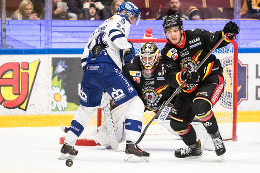 Leksands Isak Skedung framför Luleås målvakt Joel