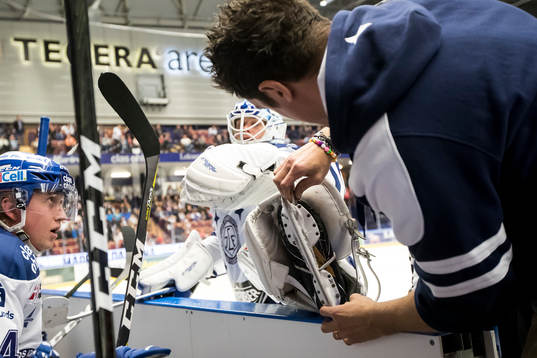 Leksands målvakt Atte Engren får skridskon fixad av
