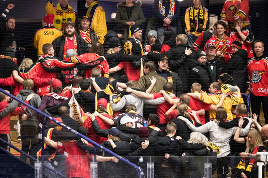 Luleå fansen vänder ryggen mot isen i ishockeymatchen i