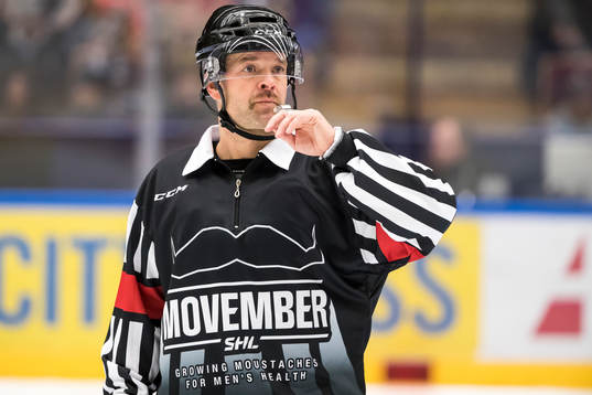 Domare Patrik Sjöberg i ishockeymatchen i SHL mellan