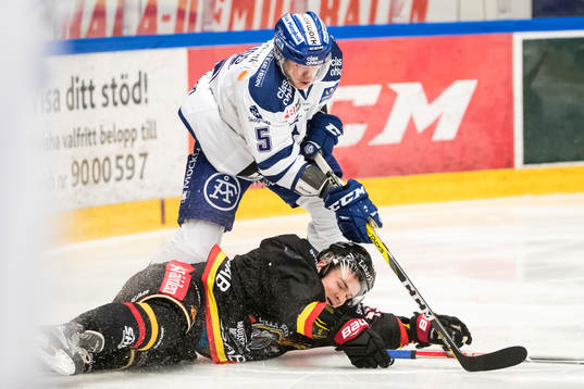 Luleås Tim Kennedy faller framför Leksands Ben Youds  i