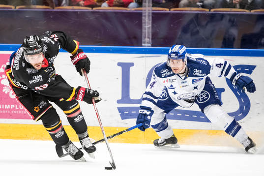 Luleås Jacob Lagacé med pucken framför Leksands Nichlas