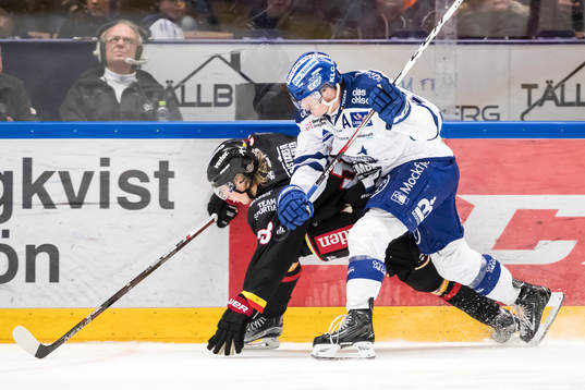 Luleås Pontus Själin tacklas av Leksands Martin Karlsson