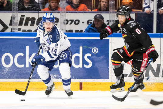 Leksands Oskar Lang med pucken framför Luleås Craig