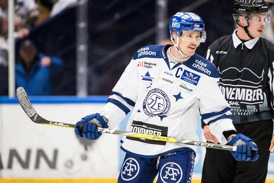 Leksands Jesper Ollas  i ishockeymatchen i SHL mellan
