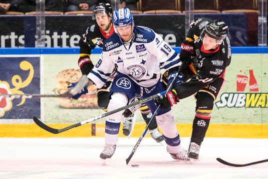 Leksands Alexander Ytterell i kamp om pucken med Luleås