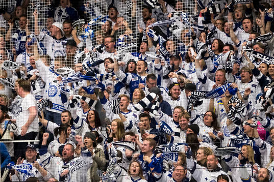 Leksands fansen jublar i ishockeymatchen i SHL mellan