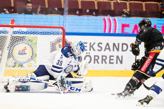 Leksands målvakt Atte Engren räddar chans från Luleås