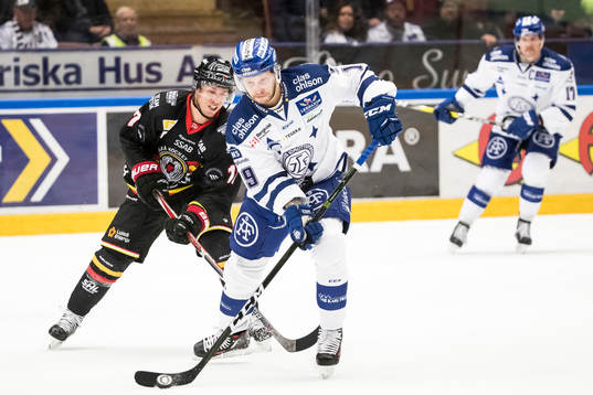 Leksands Alexander Ytterell jagas av Luleås Jan Sandström