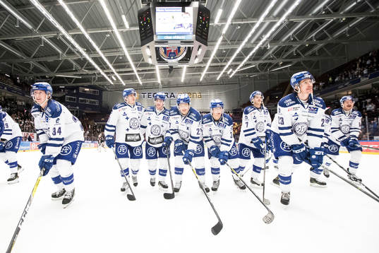 Leksands spelarna tackar och jublar