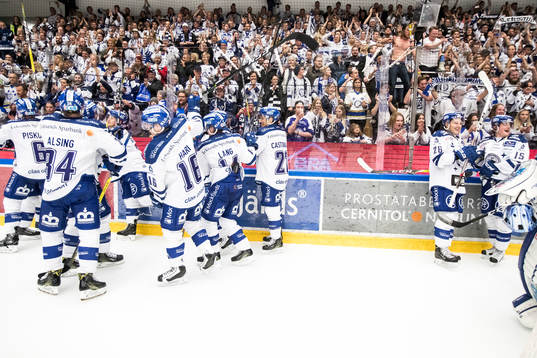 Leksands spelarna tackar och jublar